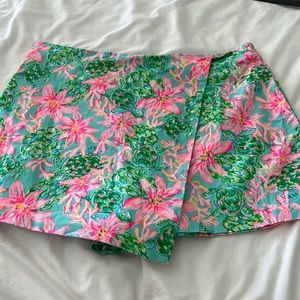 Lily Pulitzer shorts size 8. Looks like a skirt from the front